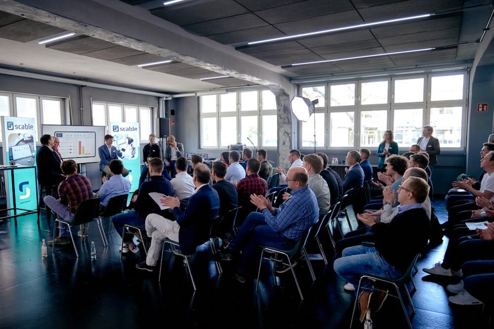 Teilnehmer des Factory Experience Day von Scable im Wizemann in Stuttgart. Es tauschen sich mehr als 40 Führungskräfte aus Produktion und Instandhaltung über Trends und Digitalisierung aus.