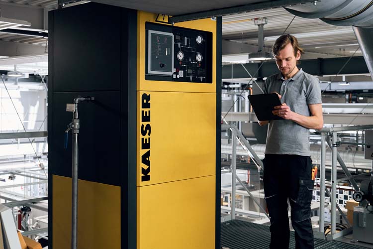 Ein junger Instandhalter bedient die Instandhaltungs-Software von Scable an einer Anlage.