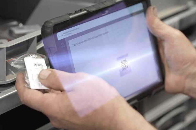 Ein Instandhaltungsmitarbeiter scannt die entnommenen Ersatzteile mit seinem Tablet in der Scable Software für Ersazteilmanagement.