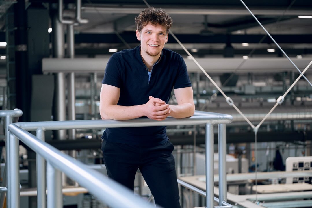 Lukas Morys, CEO und Co-Founder bei Scable steht in einer Fabrik